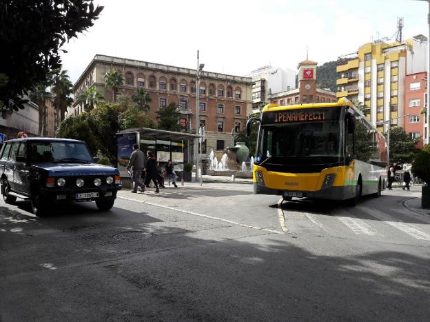 Autobús urbano en la plaza de la Constitución./LIÉBANA