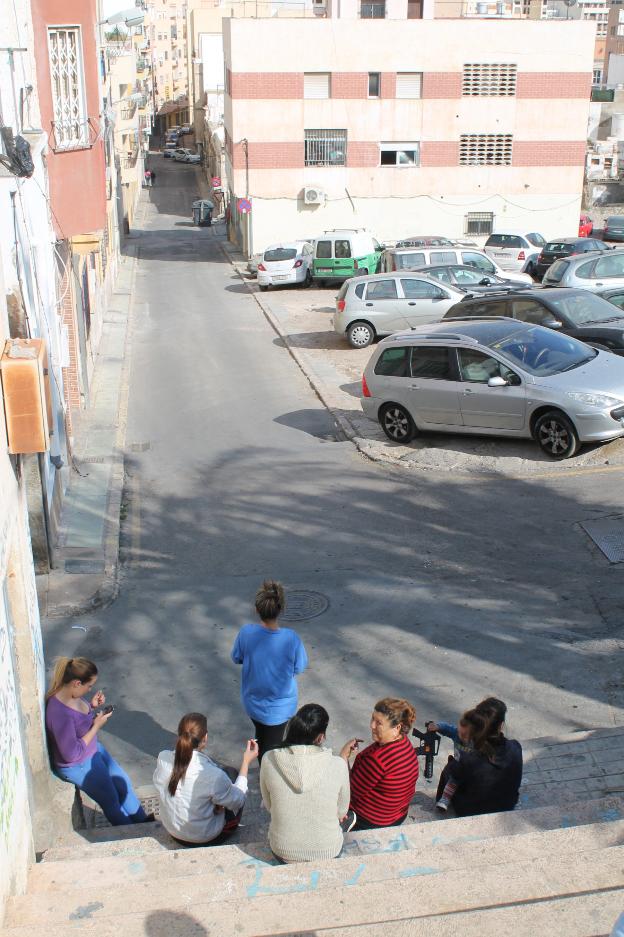 Unas vecinas de San Cristóbal charlan en un extremo de la calle Antonio Vico./S. G. H.