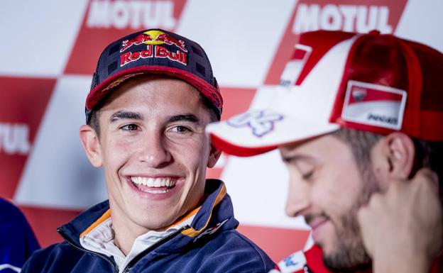 Marc Márquez sonríe junto a Andrea Dovizioso./Rafa Marrodán / Photocall3000
