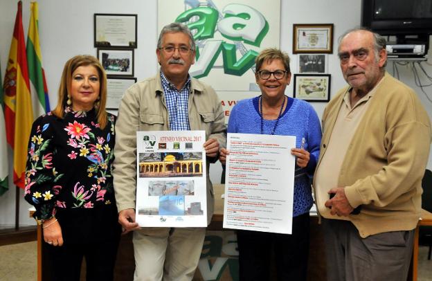 Miembros de la junta directiva de la Federación muestran la programación de este año./ENRIQUE