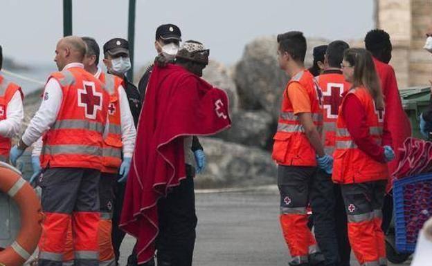 Imagen de archivo de una patera rescatada por Salvamento Mar/