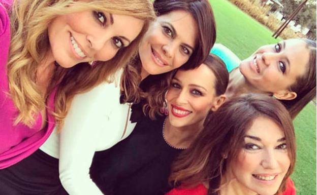 El vestido 'casi pre-mamá' con el que Eva González deslumbró en un glamouroso bautizo