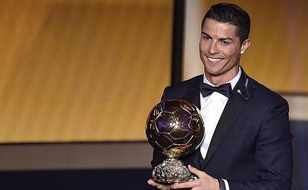 Cristiano Ronaldo, con uno de sus cuatro Balones de Oro. /ABC