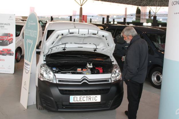 Un hombre observa atentamente el motor de un coche eléctrico./M. Á. C.