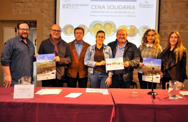 Organizadores del evento y algunos de los cocineros, en la presentación en el Pósito./ENRIQUE