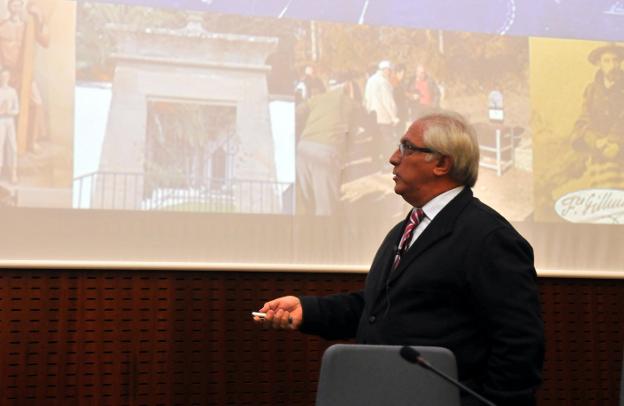 José Dueñas desgranó la historia de la minería en Linares en su intervención./ENRIQUE