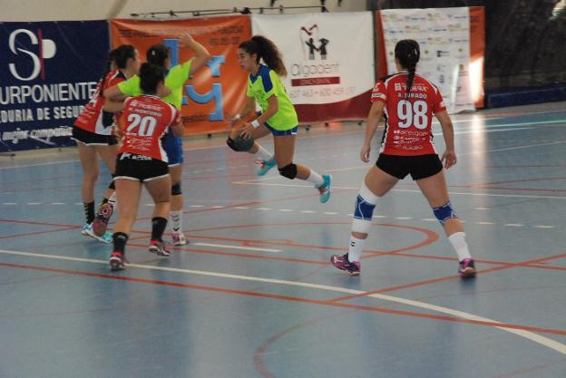 La jugadora del CBM Bahía de Almería fintando a su rival y aprovechando el bloqueo de la pivote./IDEAL