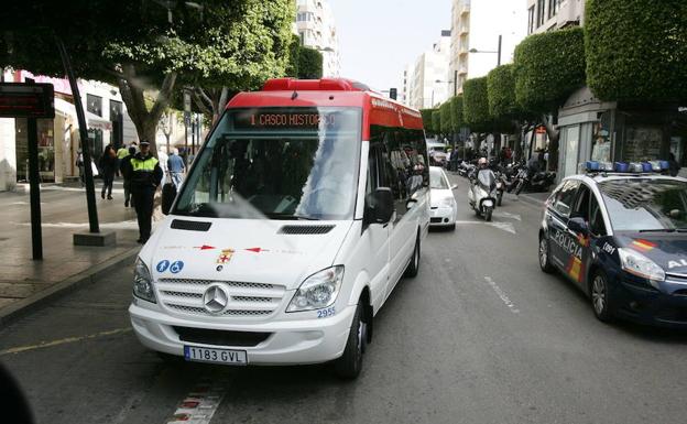 Microbús del Casco Histórico, línea 1 de la red de transporte público de Almería./J. J. M.