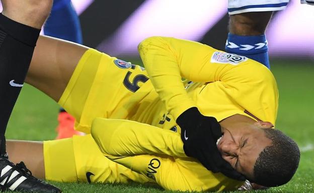 El jugador del PSG Mbappé, tras recibir un golpe frente al Estrasburgo. /AFP
