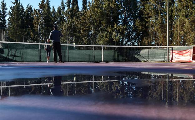 Imagen de un charco en una de las pistas más perjudicadas esta misma mañana./IDEAL