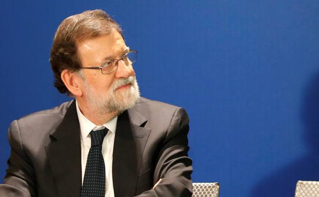 Rajoy atiende en un acto de campaña. /Eric Gaillard (Reuters)