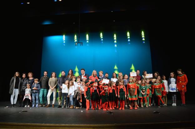 Foto de familia de los coros ganadores del concurso de este año./