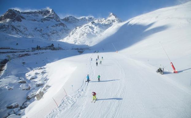 Esquiadores descienden por las pistas de la estación de Formigal-Panticosa/Grupo Aramón