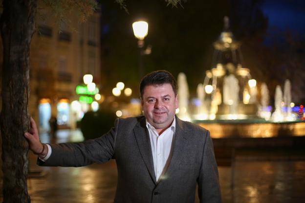 Santiago Carbó, presidente del Consejo Social, en la plaza del Campillo./RAMÓN L. PÉREZ
