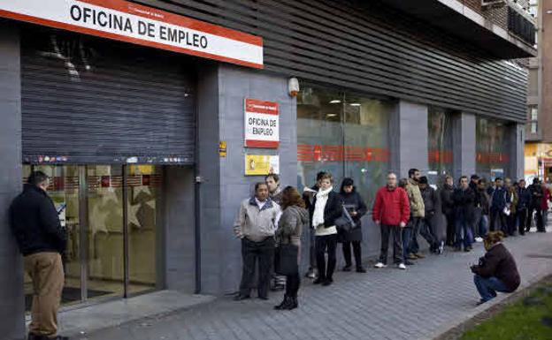 Cola a las puertas de una oficina de empleo. /Archivo