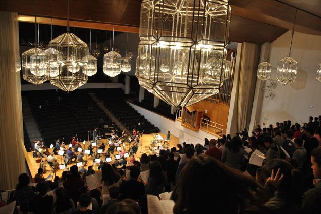 Los jóvenes coristas y la Orquesta, ayer durante el ensayo general./O. C. G.