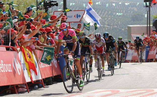 Vuelta a España 2015. Llegada del pelotón a la meta instalada en Cazorla. /IDEAL