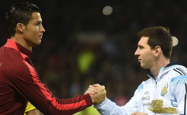 Cristiano Ronaldo y Leo Messi, en un partido con sus selecciones./Afp