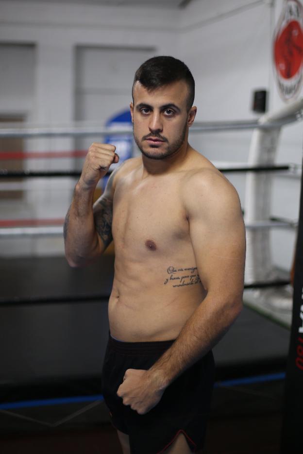 En posición de ataque en el club Arago-Boxing./RAMÓN L. PÉREZ