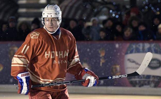 Vladimir Putin, durante la liga de hockey nocturno el pasado 22 de diciembre. /AFP (Alexey NIKOLSKY)