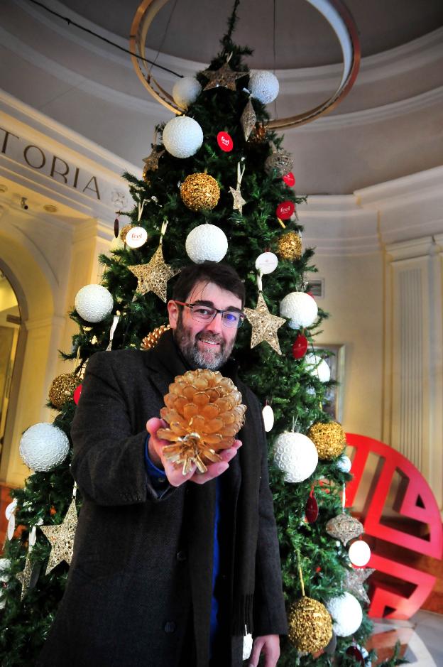 Borja Nebot, junto a un gran árbol de Navidad./J.E.GÓMEZ