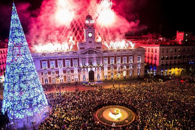 Miles de personas se dan cita cada noche de fin de año ante el emblemático reloj madrileño. :MADRID/EFE