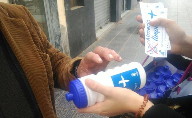 El Ayuntamiento de Almería reparte 10.000 kits higiénicos para concienciar sobre la recogida de excrementos caninos