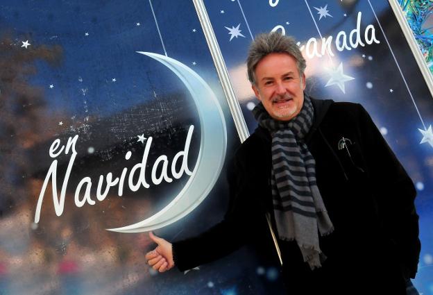 Pepe Rodríguez junto a los carteles navideños del centro de la ciudad./J.E.GÓMEZ