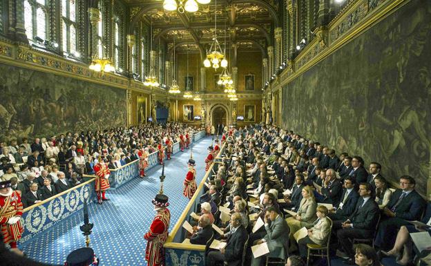 Diputados e invitados se reúnen en la Galería Real de la Cámara de los Lores para apartura del Parlamento británico./Reuters