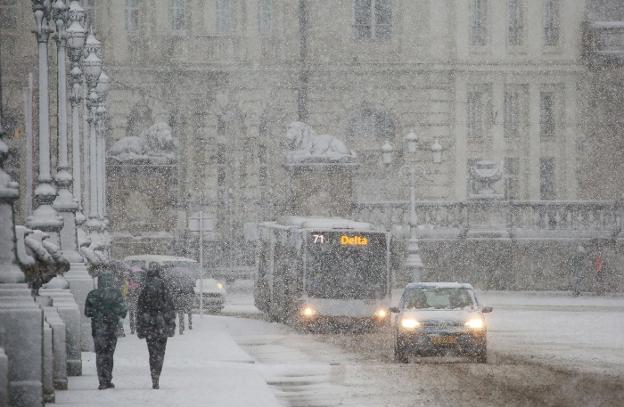 Lluvia, viento y nieve han sido inclementes con Bruselas en el mes de diciembre./ JULIEN WARNAND / efe
