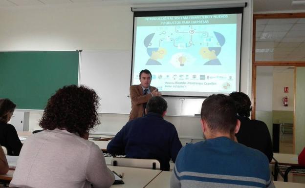 Unicaja y la UJA acercan el mundo de la banca y los productos financieros a los estudiantes