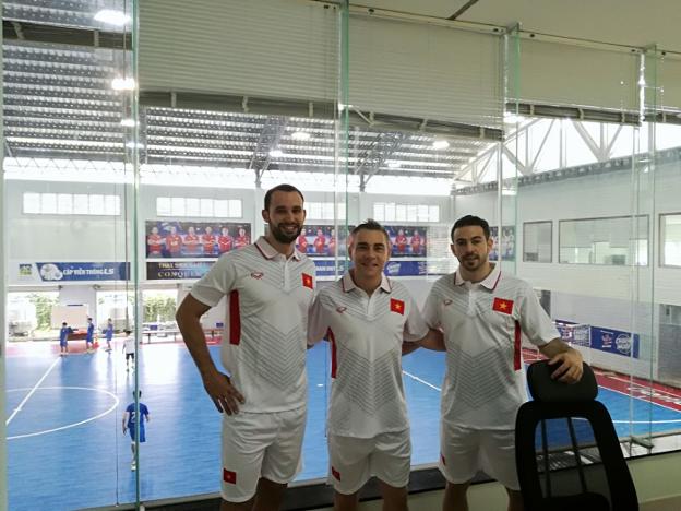 Álvaro Martínez (i), Miguel Rodrigo y Rafa García (d) posan en el despacho que comparten en la Ciudad Deportiva de Ho Chi Minh./