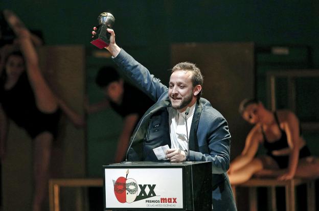 El bailaor Manuel Liñán, en 2017, alzando el Premio Max de las Artes Escénicas./EFE