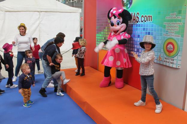 Uno de los atractivos de Feduca han sido los personajes de Disney./ MIGUEL ÁNGEL CONTRERAS