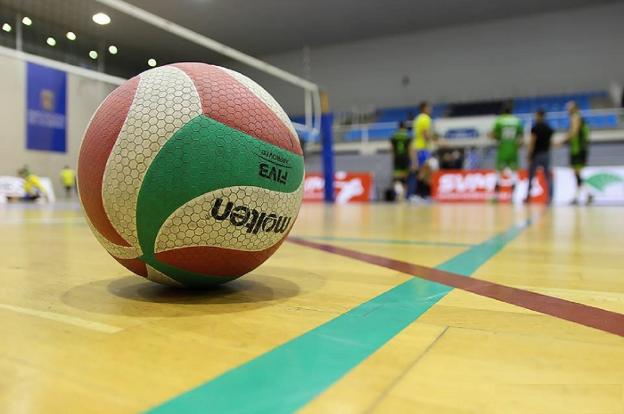 El balón espera en la pista; la competición se reanuda hoy con un difícil compromiso para CV Unicaja Almería, que viaja a Melilla./FOTOALMERÍA