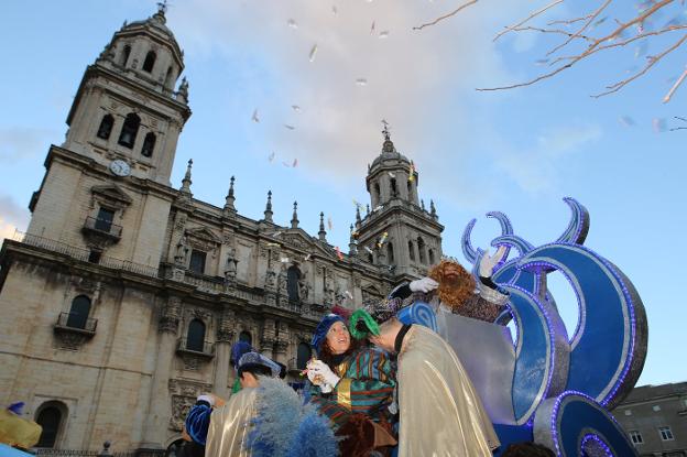 Gaspar lanzando caramelos en la plaza de Santa María, con la Catedral de fondo./L. CÁDIZ
