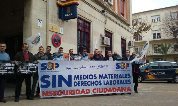 Protesta del sindicato ante la Comisaría de Jaén por la nueva jornada laboral y la 'mínima' tasa de reposición en Jaén hace un año./M. Á. C.
