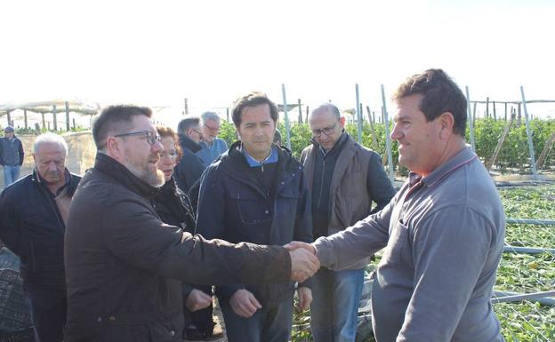 El consejero de Agricultura visita las zonas arrasadas por el tornado