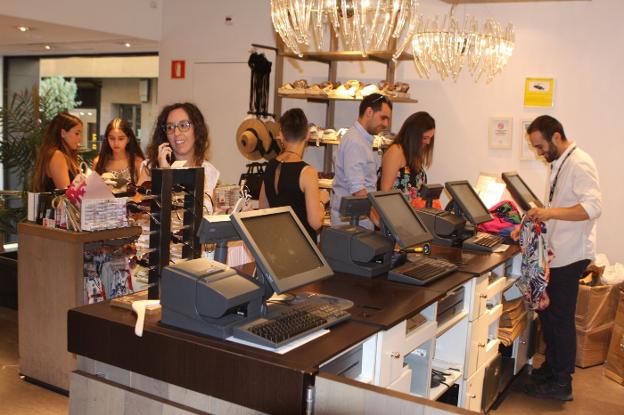 El sector Servicios, inmerso en plena celebración de las fiestas navideñas, ha sido el que más ha contribuido en la provincia al descenso del desempleo el pasado mes de diciembre, con unos 4.160 desempleados menos en sus listas./