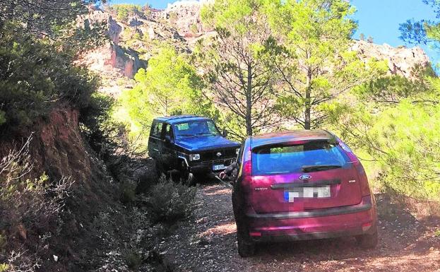Subida complicada con el castillo de Segura de la Sierra al fondo. /Laura Velasco