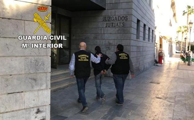 Arrolla con su coche a una mujer por una «venganza» hacia su actual pareja