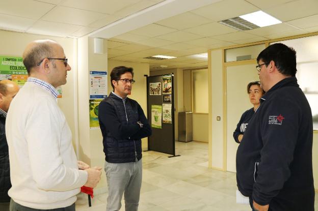 El concejal de Agricultura y el alcalde de El Ejido atienden a dos productores con fincas afectadas por el paso del tornado./IDEAL