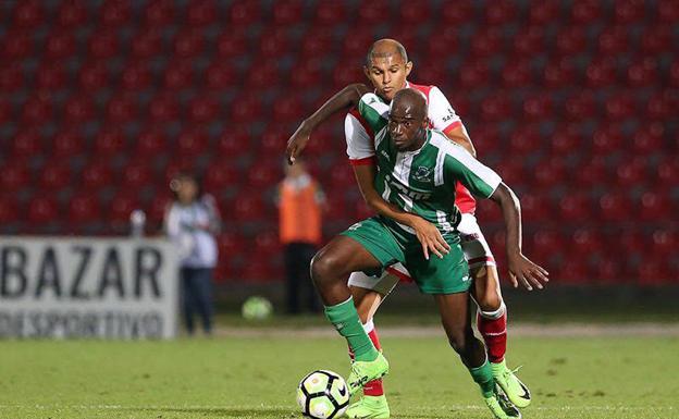 Martin Luther King, en un partido con el AR Sao Martinho. /ceutadeportiva.com