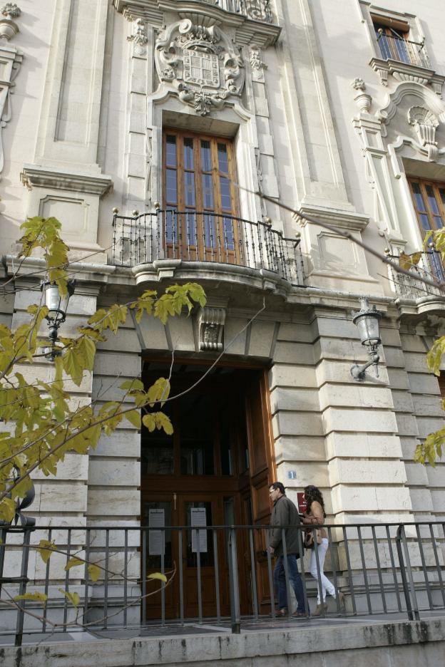 Entrada del Ayuntamiento de la capital jienense./IDEAL