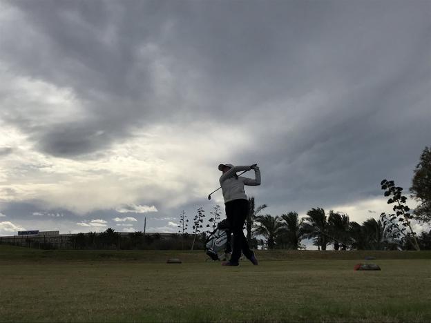 Un cielo inusualmente cubierto acompañó a los jugadores buena parte de la mañana./IDEAL
