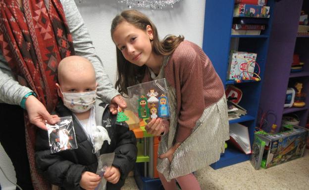Vega visita a los niños de la Unidad de Oncología./ASOCIACIÓN PÍDEME LA LUNA