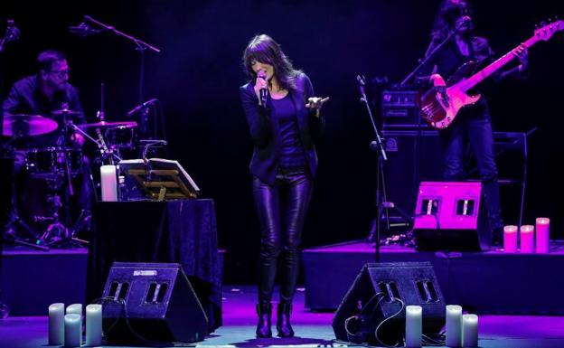 Carla Bruni, durante su concierto en el Teatro Nuevo Apolo de Madrid./Emilio Naranjo (Efe)
