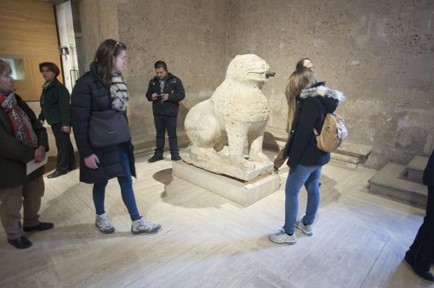 Visitantes, en 2017, alrededor de uno de los leones del Maristán, en una de las exposiciones del Museo de la Alhambra./ALFREDO AGUILAR