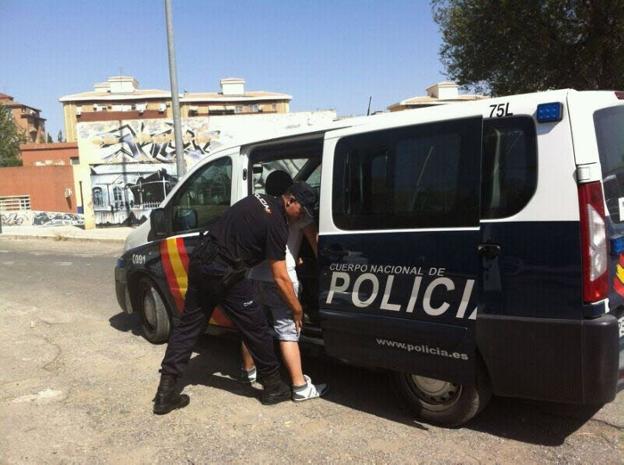 Imagen de archivo de una detención efectuada por la Policía Nacional./IDEAL