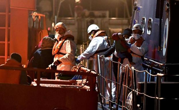 Llegan al puerto de Almería, las 32 personas rescatadas, entre ellas, un bebé